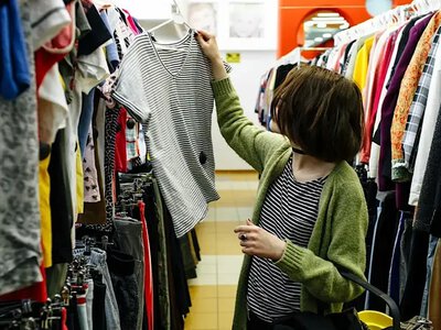 Не все можно брать в секонд-хенде: какие вещи лучше оставить на полке