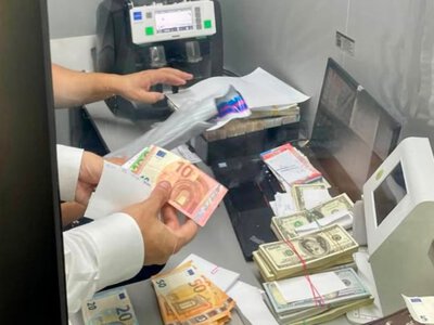 Миллионы наличными и фальшивые чеки: в Киеве разоблачили сеть подпольных обменников