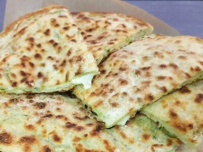 Когда надоела яичница: нежные и сытные кабачковые лепешки на скорую руку