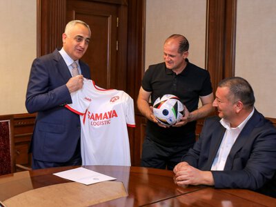 Zaur Axundov yumruğunu stolun üstünə çırpacaq və QOVACAQ!