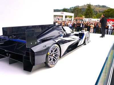 Cadillac V-One отримав 830 сил і одномісний салон: концепт створений на базі боліда Ле-Мана