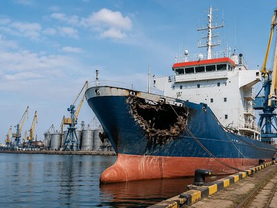 РФ атаковала днем порт в Николаевском районе: повреждено гражданское судно