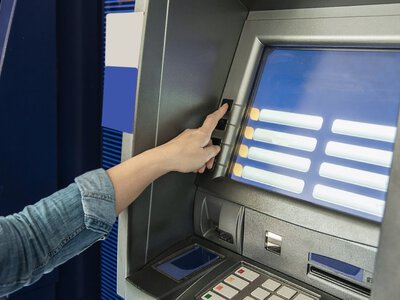 Российские банки закрыли рекордное количество отделений в 2026 году: какие причины