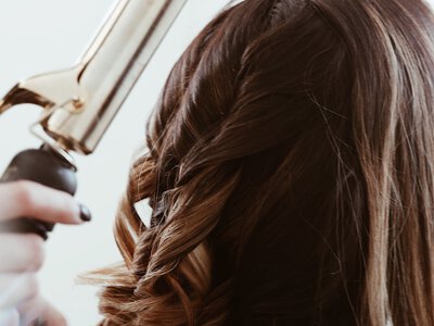 Нова зачіска без стрижки: 7 способів змінити образ за 10 хвилин