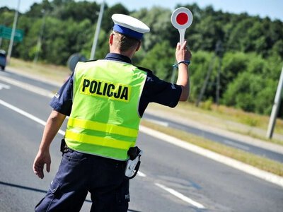 Українцям у Польщі загрожує до 12 штрафних балів за телефон: які порушення карають найсуворіше
