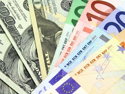 Поступления наличных в кассы банков Украины за полугодие выросли на 8,9%