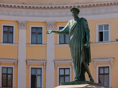 Значительных повреждений не обнаружили - в Одессе обследовали памятник Дюку де Ришельё после снятия защиты