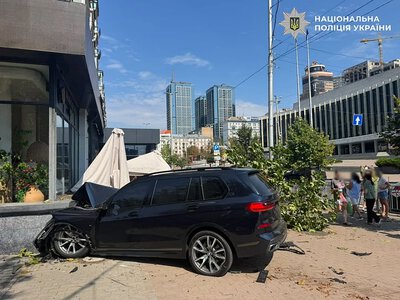 В Киеве BMW вылетел на летнюю террасу после столкновения: полиция показала видео момента ДТП