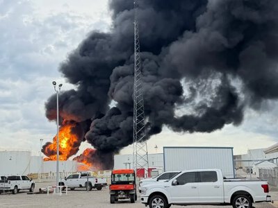В США молния вызвала пожар на крупном топливном хранилище возле Талсы