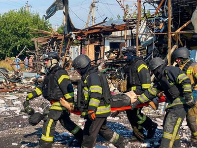 Обязательно ответим - Зеленский отреагировал на ракетную атаку рф на оживлённый перекрёсток в Печенегах и показал последствия