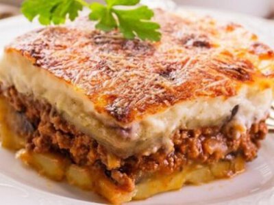 Мусака з баклажанів і фаршу: сезонна запіканка під густим сирним соусом