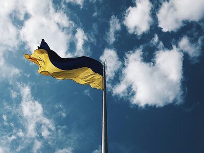 В Киеве приспустят главный флаг Украины: в чем причина
