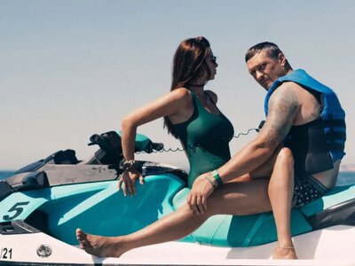 Любовь, солнце и вода. Александр Усик показал красочные моменты отдыха с супругой на море
