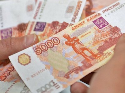 Россияне массово выводят средства в кэш: крупнейшие банки РФ потеряли рекордные 2,4 трлн рублей