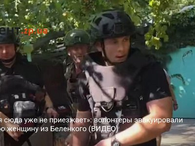 «Скорая сюда уже не приезжает»: волонтеры эвакуировали лежачую женщину из Беленкого (ВИДЕО)