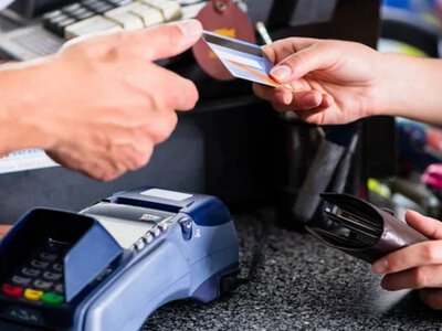 Безналичные операции в Украине достигли 96%: на что тратят деньги с карточек