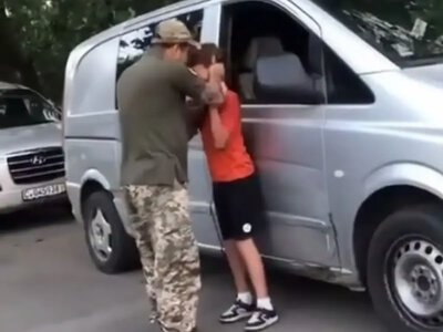 В Одессе сотрудник ТЦК схватил подростка и бил его: полиция расследует конфликт