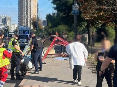 В Киеве легковой автомобиль Volkswagen врезался в остановку после столкновения с автобусом: есть погибшие и пострадавшие