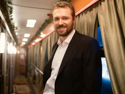 Актер Роман Луцкий рассказал, как его жена, психиатр, подбирает ему роли