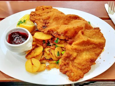 Knockwurst із квашеною капустою: ситна німецька вечеря з яблуками та пивом