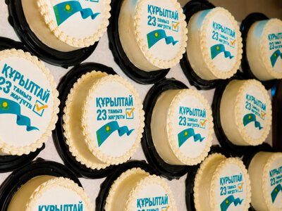  В Казахстане выпустили сладости с символикой выборов в Курултай 