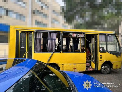 Пока партнеры сомневаются относительно поставок, россияне давно перешли грань вседозволенности - Зеленский показал последствия удара рф по маршрутке в Херсоне