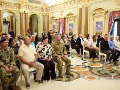 Продолжаем традицию выражения благодарности украинским воинам – Зеленский вручил 25 сертификатов на квартиры Героям Украины и родным погибших защитников