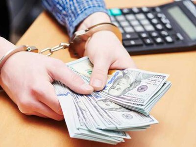 Симуляция болезни и ненужная операция: в Днепре разоблачили медицинскую работницу военного госпиталя, взявшую взятку в размере 12 тысяч долларов