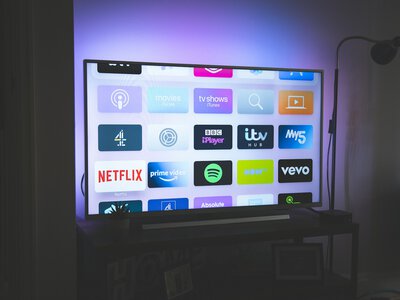 Peacock знову підняв ціни: скільки тепер коштують усі три тарифи стримінгу