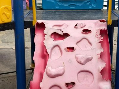  Жители Актау пожаловались на опасную детскую площадку 
