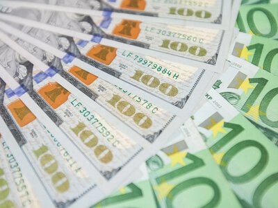 НБУ снизил официальный курс доллара до 44,61 гривны, евро достиг исторического максимума