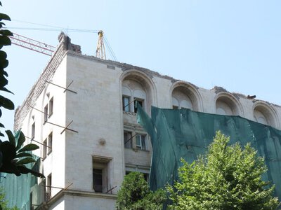 «Исторический фасад» сровняли с землей: на Руставели бывший Дом связи сносят под отель