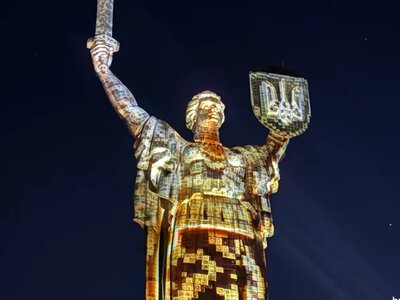 Казацкие и крымскотатарские мотивы: в Киеве у памятника Родина-мать представили арт-инсталляцию, приуроченную к Дню Независимости