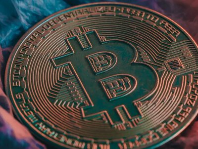 Биткоин движется к крупнейшему недельному росту за три года