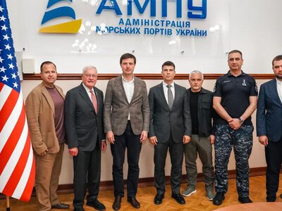 Кит Келлог прибыл в Украину и посетил Одесский морской порт