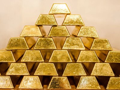 Золото достигло 3-месячного максимума на фоне слабого доллара