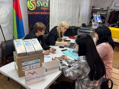 В Киеве переселенцам из Константиновской громады выдали гуманитарную помощь