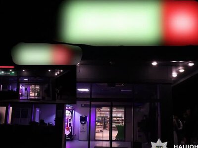 В Киевской области мужчина устроил стрельбу в супермаркете и скрылся на чужой машине: стрелка задержали