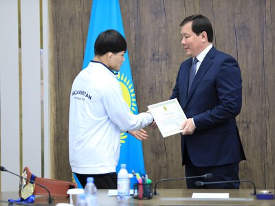 Аким Актюбинской области принял чемпиона мира
