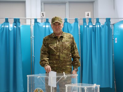 Министр обороны одним из первых проголосовал на выборах в Курултай