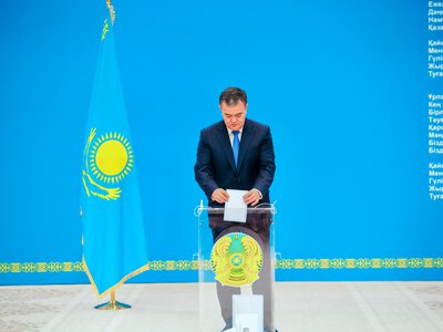 Аким Астаны проголосовал на выборах депутатов Курултая