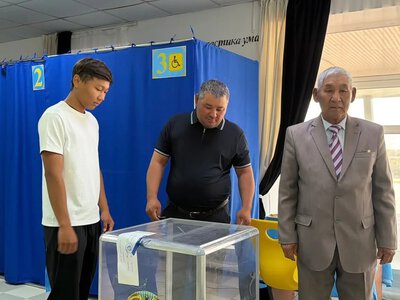 Три поколения одной семьи вместе пришли на выборы в Атырауской области