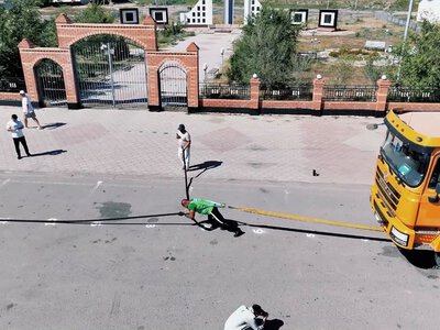 Сила Атырау: рекордсмен протащил КамАЗ перед избирательным участком