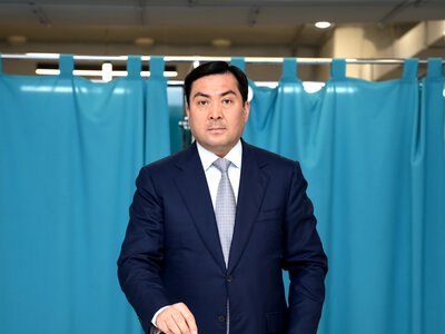 Министр энергетики Ерлан Аккенженов проголосовал на выборах в Курултай