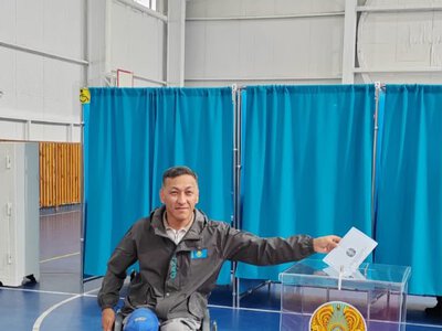 Выборы в Курултай: пара и сурдоспортсмены Астаны активно принимают участие в голосовании