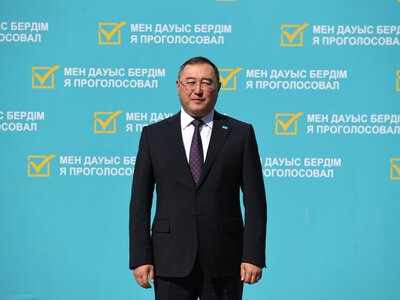 Аким Алматинской области Марат Султангазиев проголосовал на выборах депутатов в Курултай