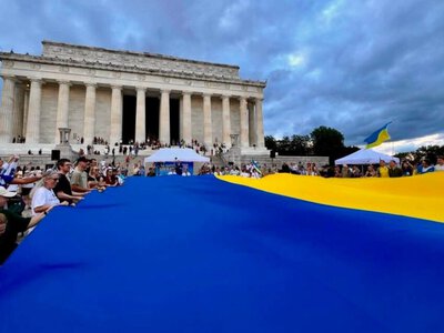  В Вашингтоне развернули сине-желтый флаг ко Дню Независимости Украины 