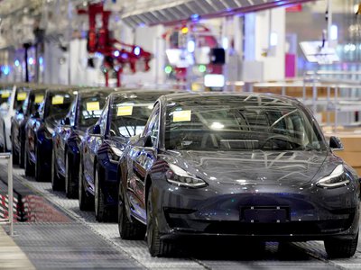 Tesla відкликає майже 3 млн автомобілів у Китаї через аварійне відкривання дверей