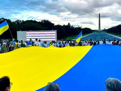 В США развернули гигантский флаг в честь Дня Независимости Украины
