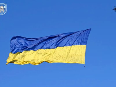 Невероятный момент в Одесской области: огромный флаг Украины подняли над морем